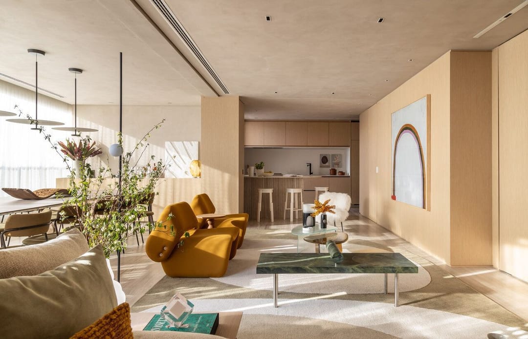 Licht interieur met okergele stoelen